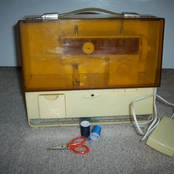 Easy Sew Kids Sewing Machine With Carrying Case Vintage (Tested Works) - Picture 2 of 6